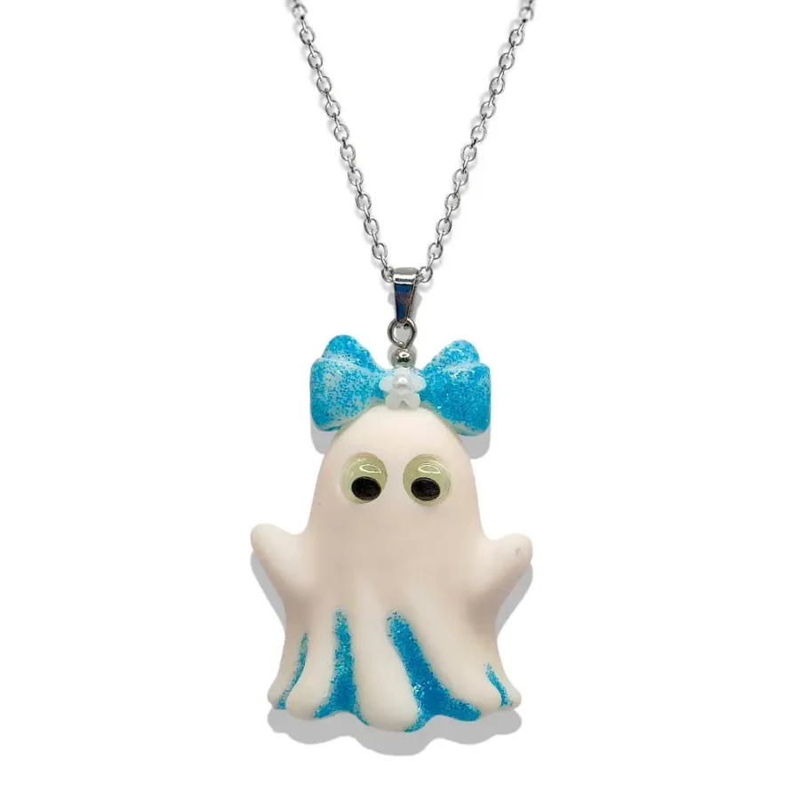Collier Fantômette bleue en résine avec détails pailletés bleus et yeux phosphorescents, monté sur chaîne acier inoxydable 50 cm – Collection P’tit monde