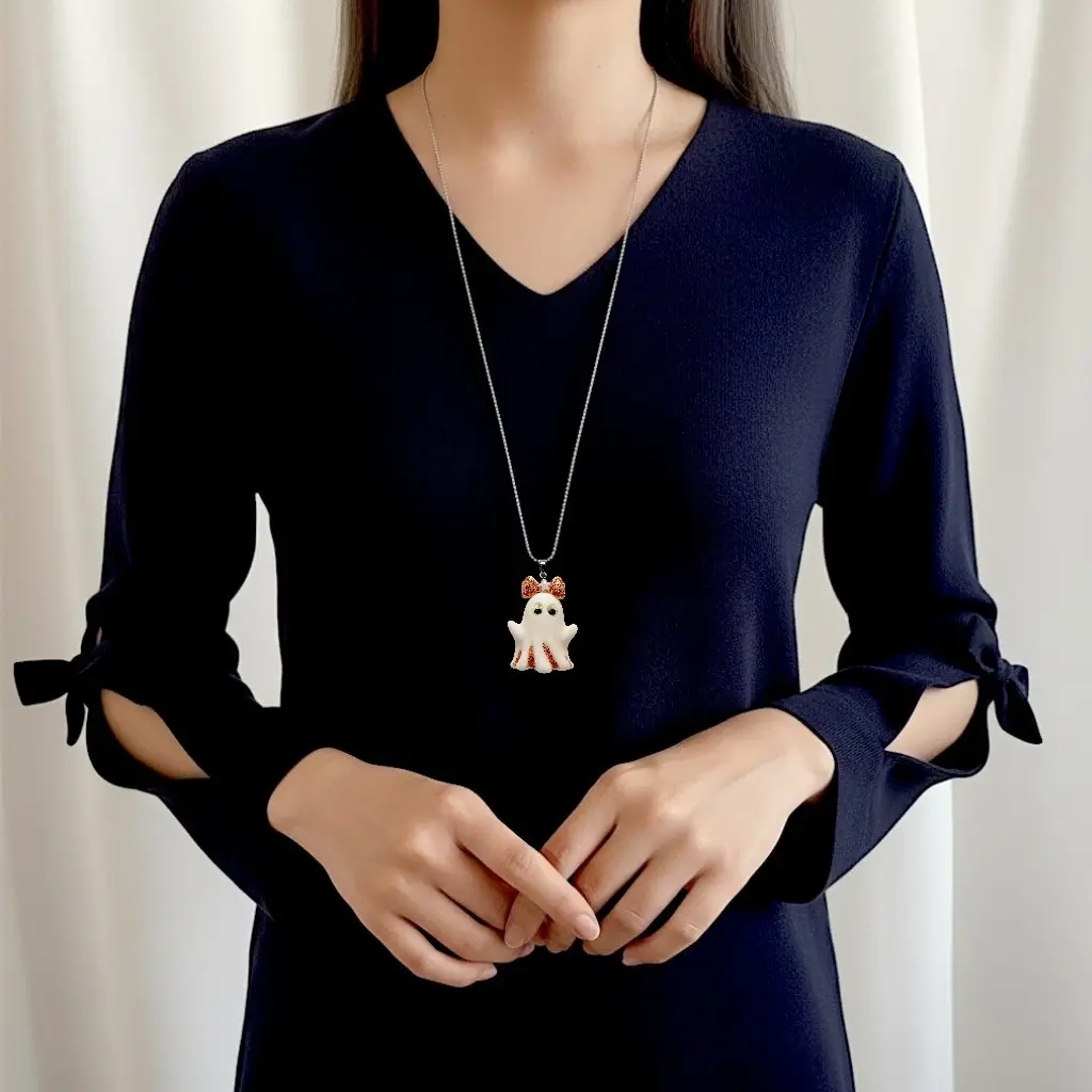 Collier Fantômette cuivrée porté par une femme, pendentif en résine aux reflets cuivrés et yeux phosphorescents sur chaîne 50 cm