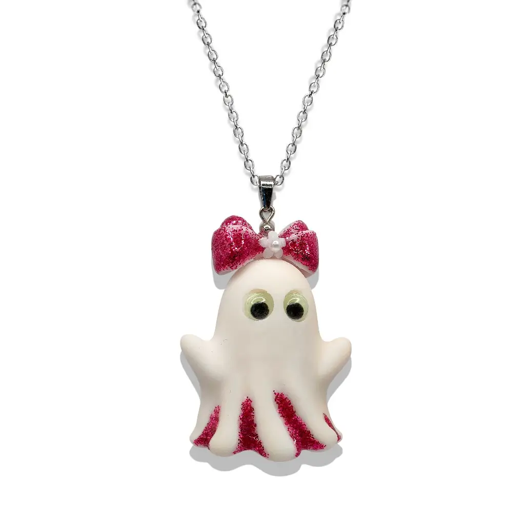 Collier Fantômette framboise en résine avec détails pailletés framboise et yeux phosphorescents, monté sur chaîne acier inoxydable 50 cm – Collection P’tit monde