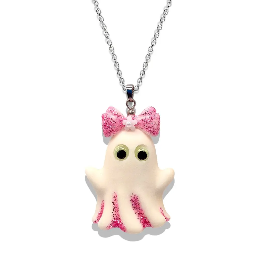 Collier Fantômette rose en résine avec détails pailletés roses et yeux phosphorescents, monté sur chaîne acier inoxydable 50 cm – Collection P’tit monde