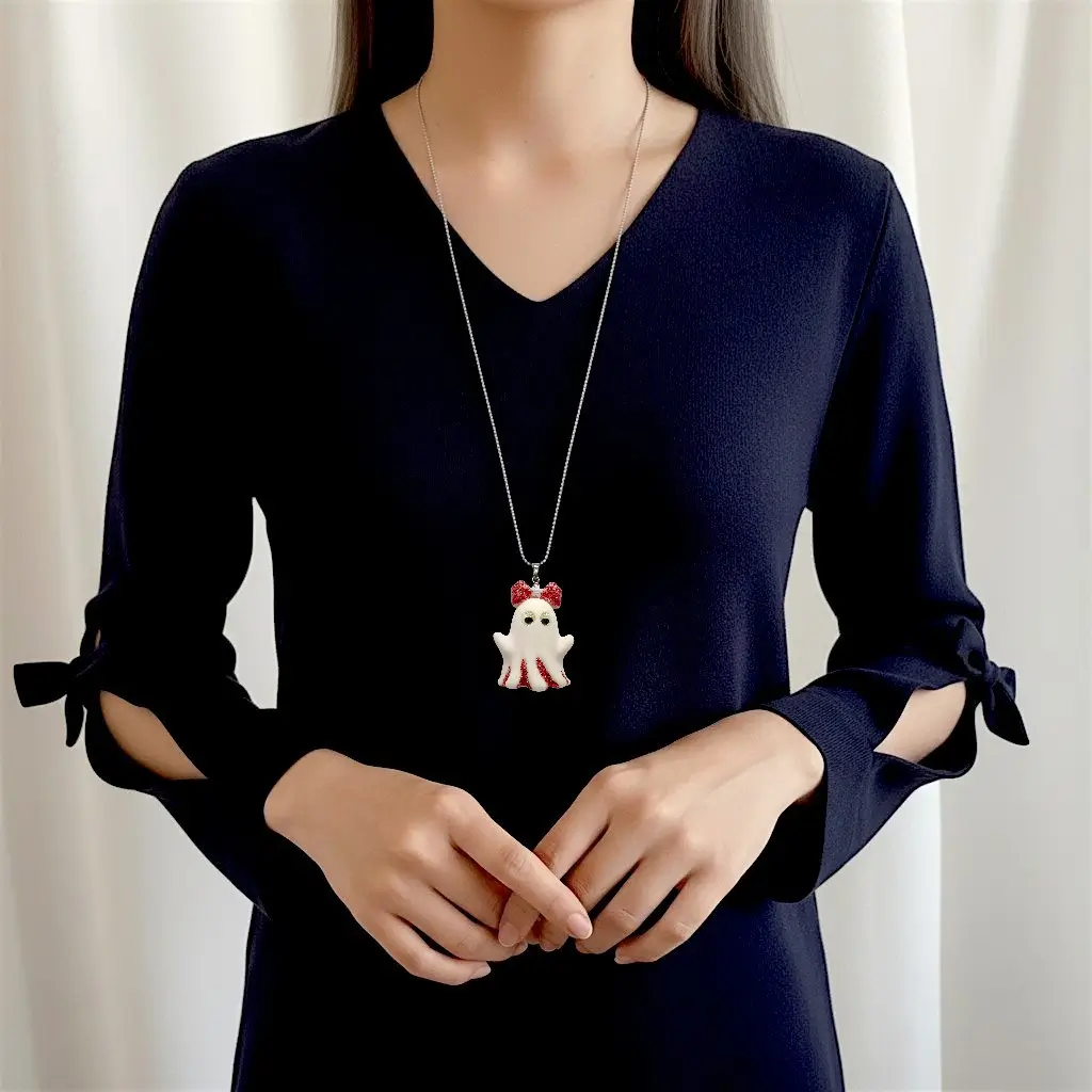 Collier Fantômette rouge porté par une femme, pendentif en résine rouge pailletée avec yeux phosphorescents sur chaîne 50 cm