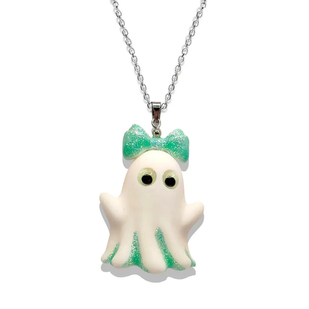 Collier Fantômette verte en résine avec détails pailletés verts, yeux phosphorescents, monté sur chaîne acier inoxydable 50 cm – Collection P’tit monde