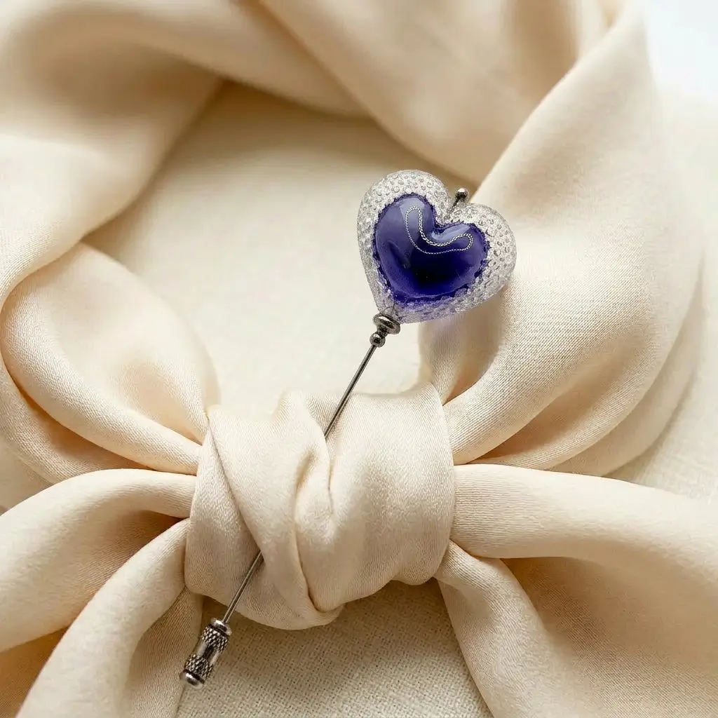 Fibule Cœur Voronoï Violette posée sur une écharpe