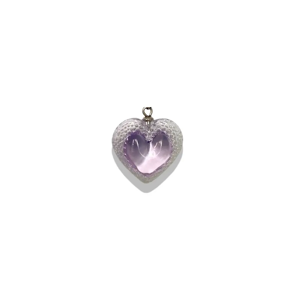 gros plan boucles d’oreilles cœur voronoï violet en résine