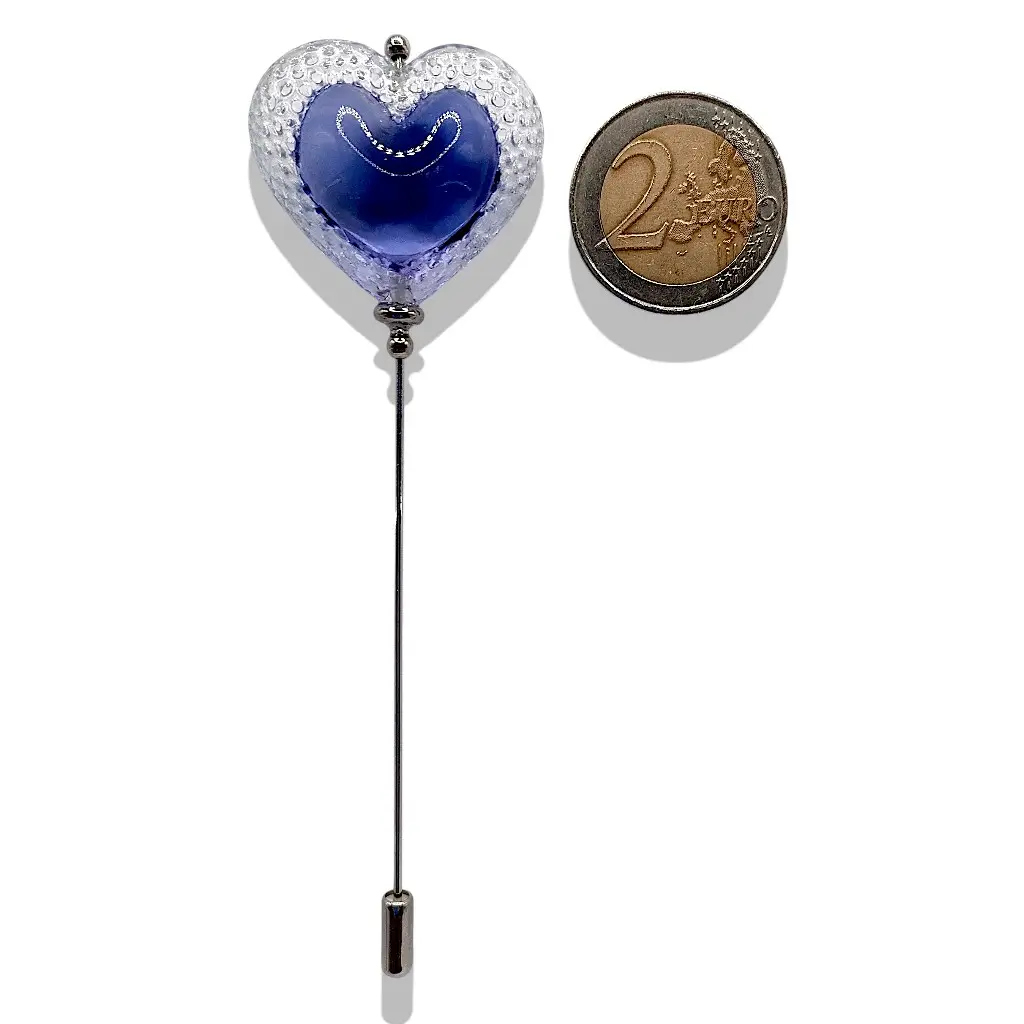 Fibule cœur Voronoï violette en résine avec pièce de 2 euros pour échelle