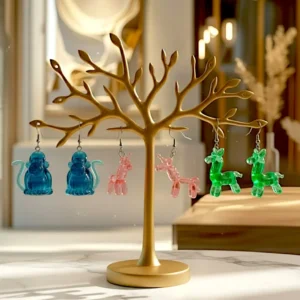 Boucles d’oreilles Animaux Ballon exposées sur un présentoir arbre de vie posé sur une table dans une boutique