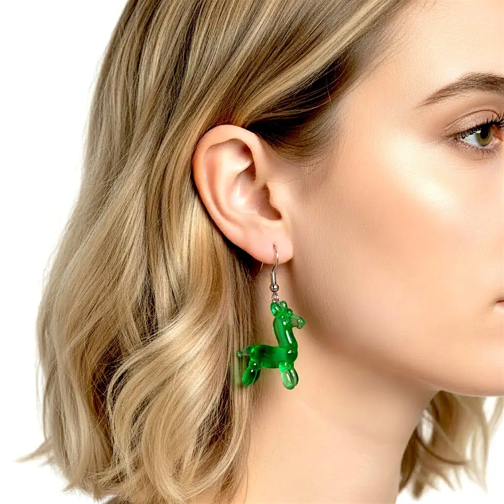 Boucles d’oreilles Lama Ballon vert portées mettant en valeur leur légèreté