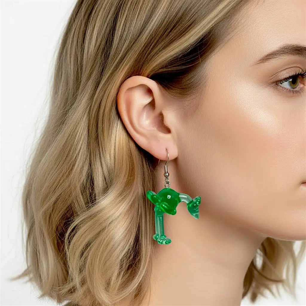 Boucles d’oreilles Autruche Ballon vert en résine brillante portées, bijou fantaisie artisanal fabriqué en France