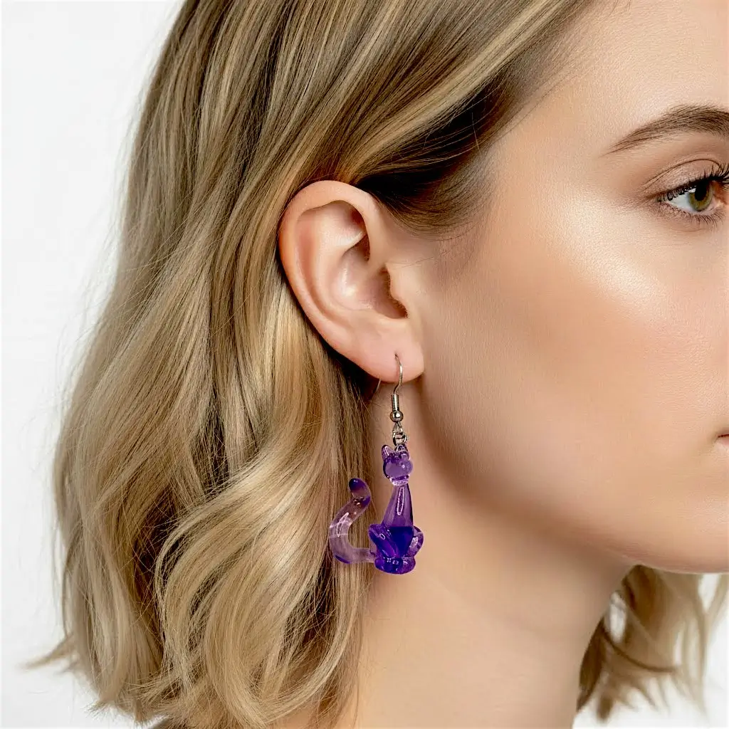 Boucles d’oreilles Chat Ballon violet en résine brillante portées, bijou fantaisie artisanal fabriqué en France