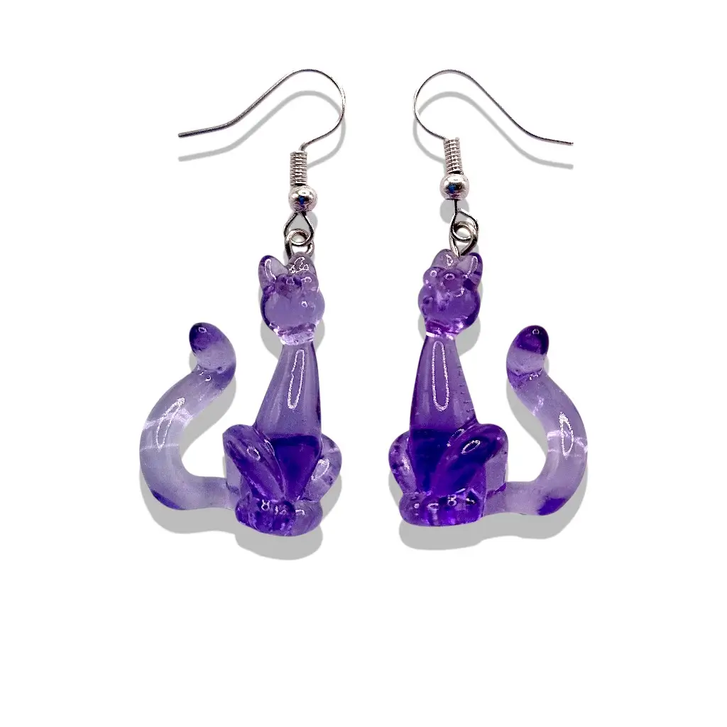 Boucles d’oreilles Chat Ballon en résine artisanale violette, légères et montées sur attaches en acier inoxydable, parfaites pour un style ludique et moderne