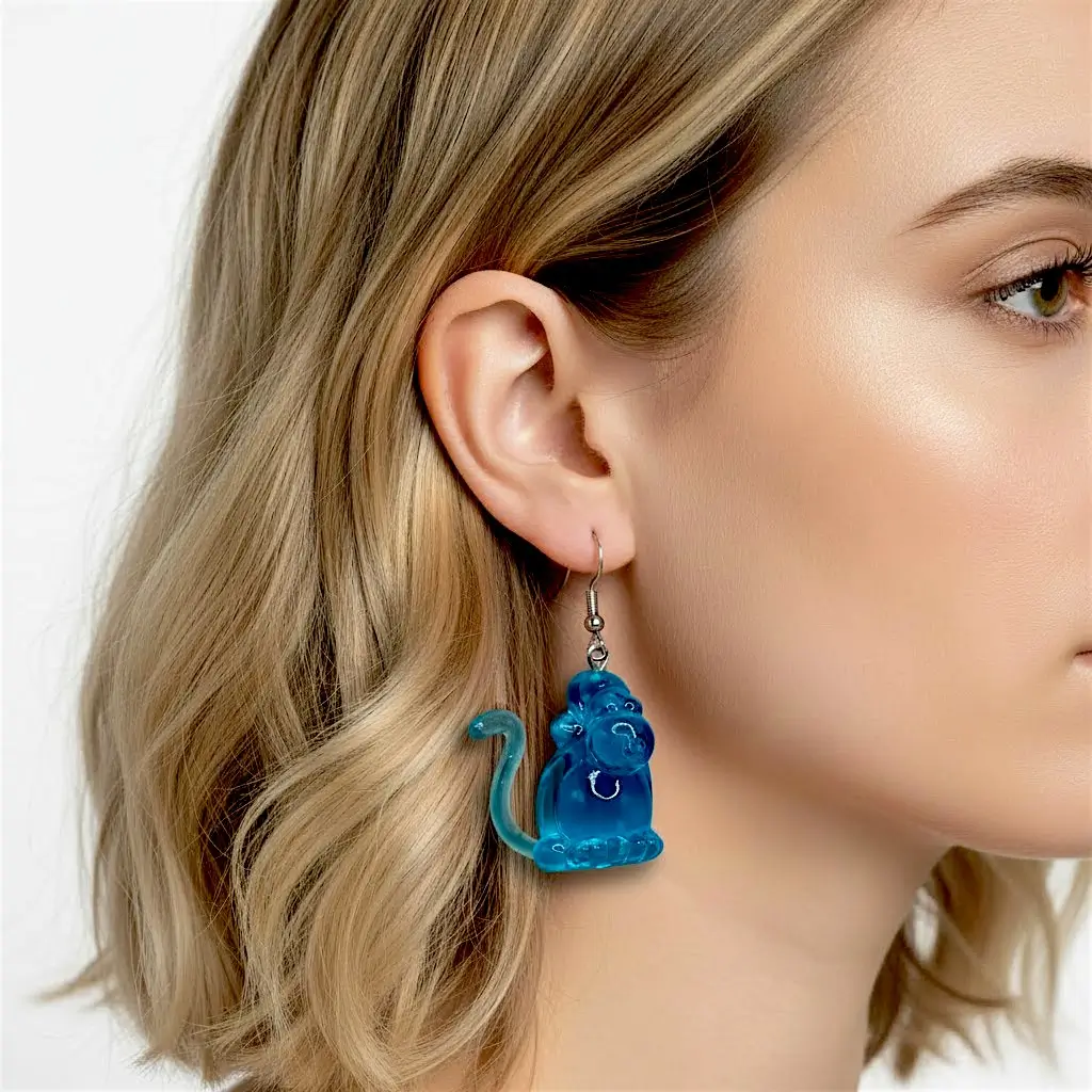Boucles d’oreilles Singes turquoise portées mettant en valeur leur légèreté et leur design ludique