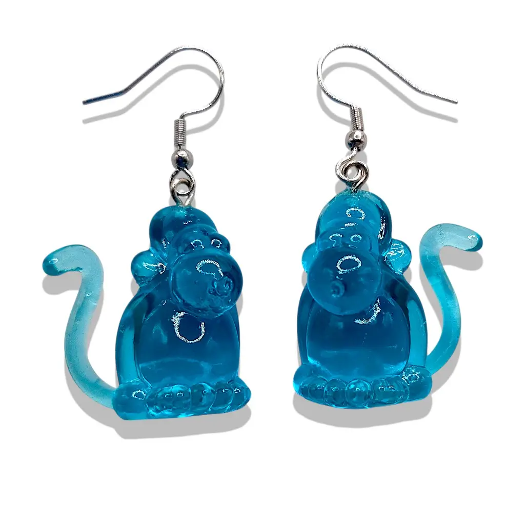 Boucles d’oreilles Singes en résine turquoise brillante montées sur attaches en acier inoxydable