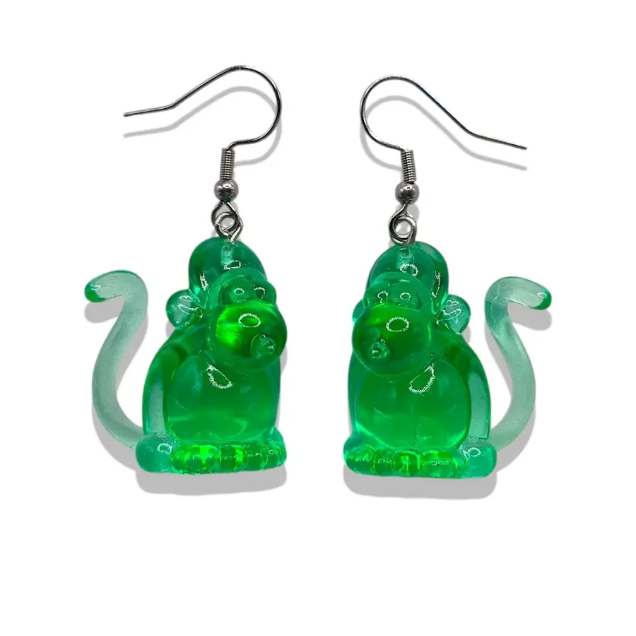 Boucles d’oreilles Singes en résine verte brillante montées sur attaches en acier inoxydable