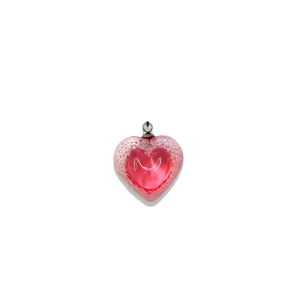 gros plan boucles d’oreilles cœur voronoï rose en résine