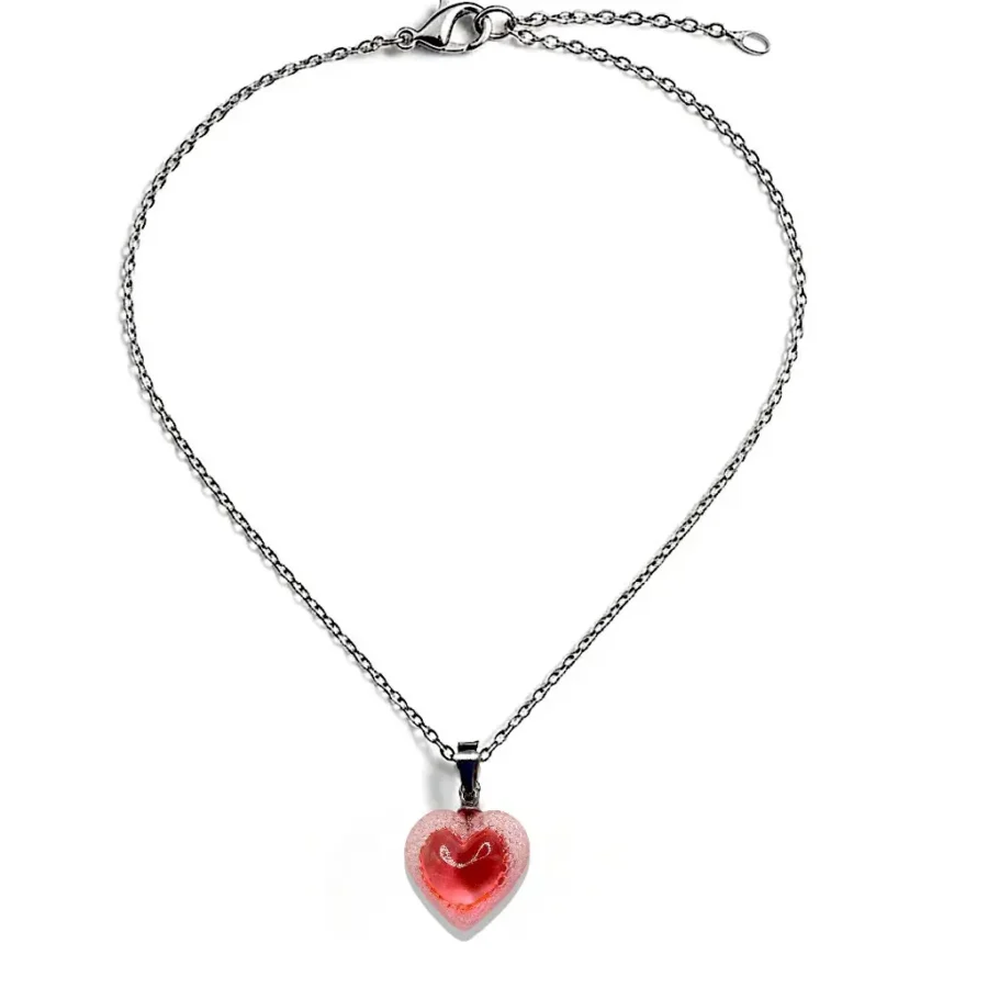 Collier Cœur Voronoï en résine rose avec motif géométrique et cœur plein, sur chaîne en acier inoxydable