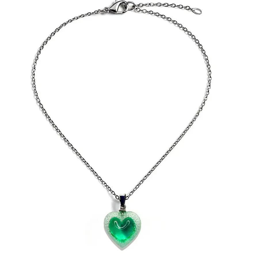 Collier avec pendentif en résine verte au motif Cœur Voronoï et chaîne en acier inoxydable