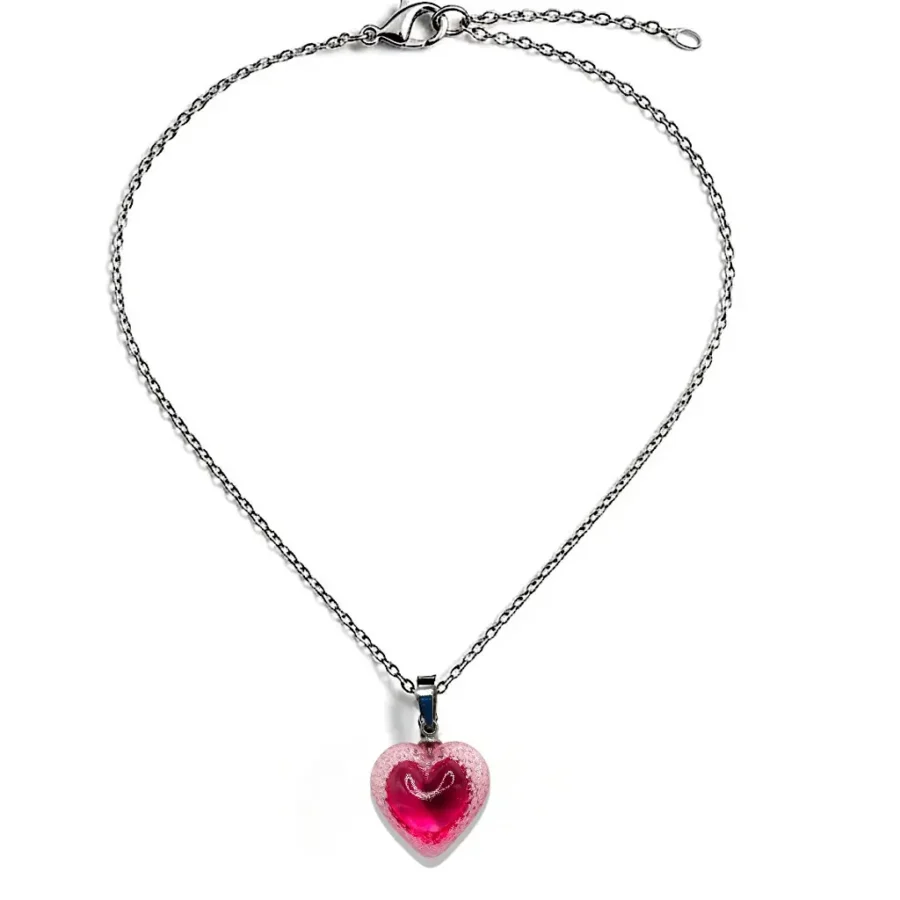 Collier cœur Voronoï cherry en résine avec pendentif géométrique présenté sur fond neutre