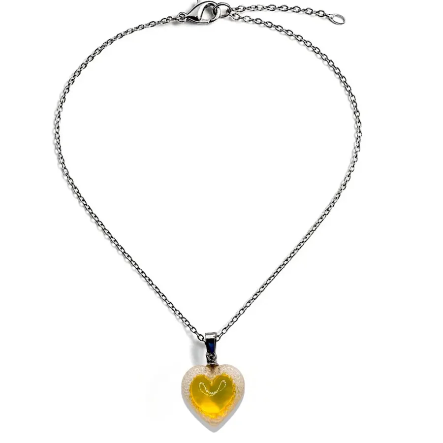 Collier cœur Voronoï jaune en résine avec pendentif géométrique présenté sur fond neutre