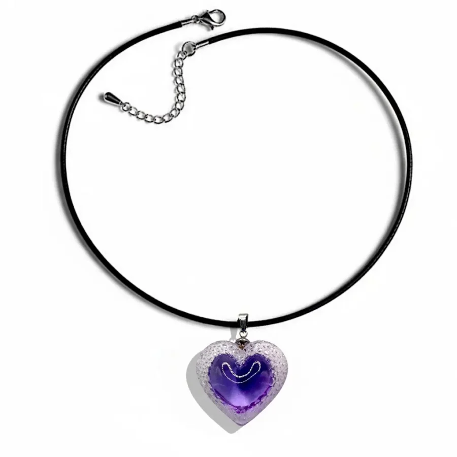 Grand pendentif cœur Voronoï violet en résine avec cordon en cuir noir de 3 mm