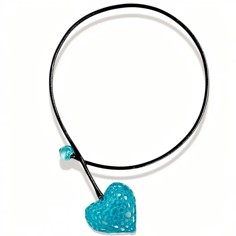Collier cœur alvéolé bleu en résine avec cordon en cuir noir 4 mm