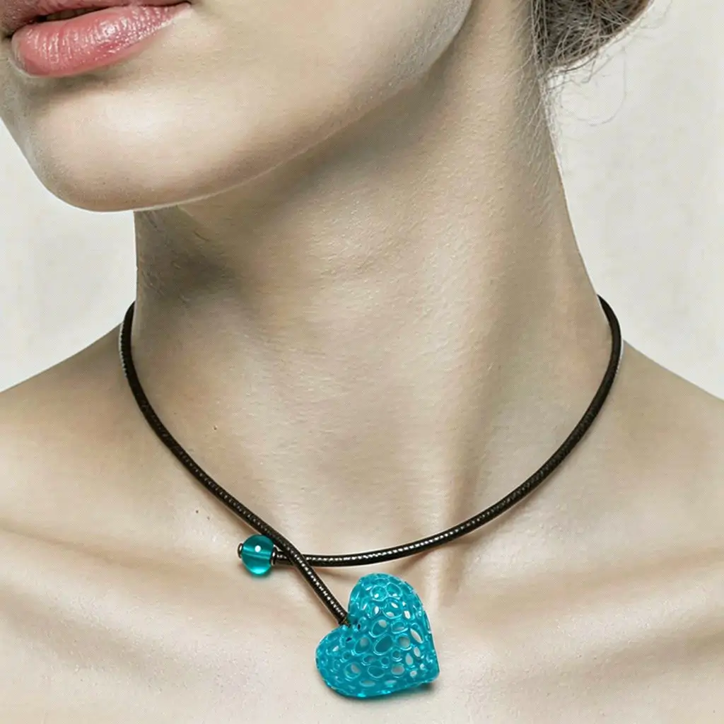Femme portant un collier cœur alvéolé bleu en résine avec cordon en cuir noir