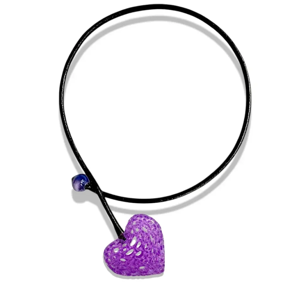 Collier cœur alvéolé Voronoï violet en résine avec cordon en cuir noir 4 mm de diamètre