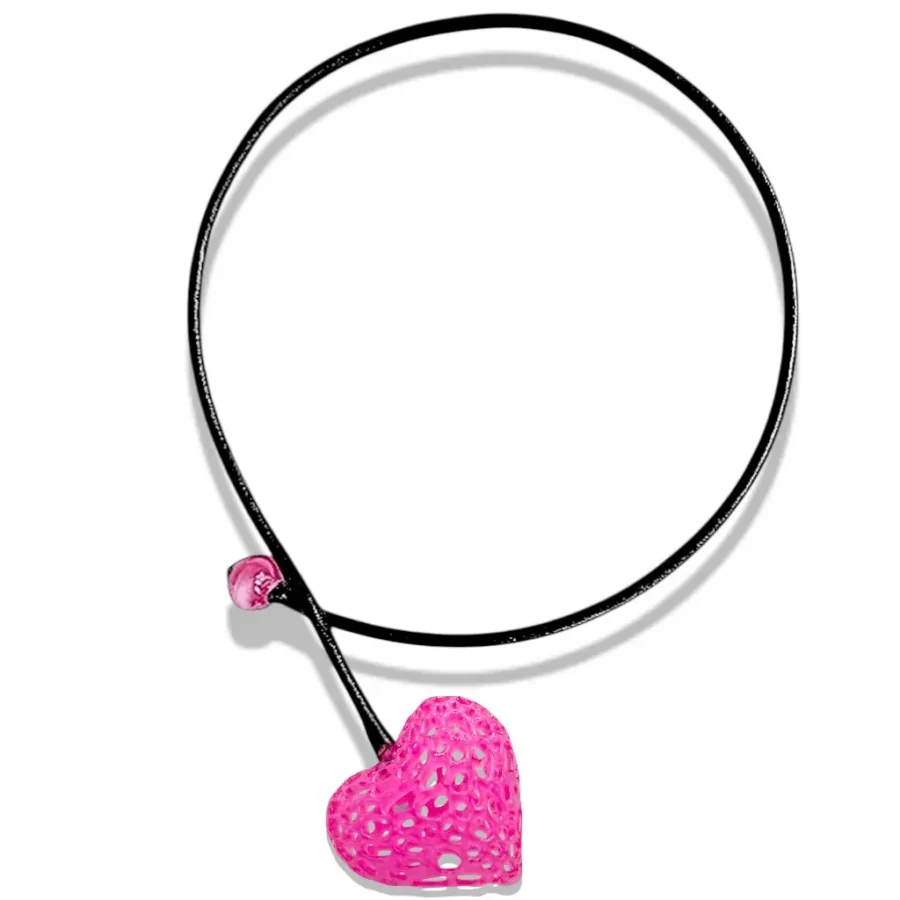 Collier cœur alvéolé rose en résine avec cordon en cuir noir 4 mm