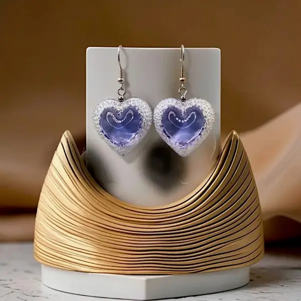 Paire de boucles d'oreilles Cœur Voronoï violet en résine imprimée en 3D, présentée sur un présentoir design dans une ambiance élégante
