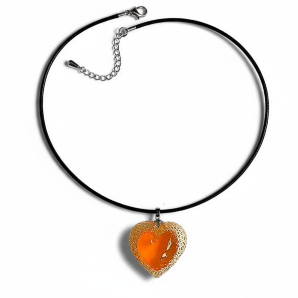 Collier Voronoï en cuir noir avec pendentif orange, motif ajouré, design contemporain